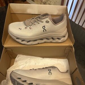 ON Women's Gray Sneakers